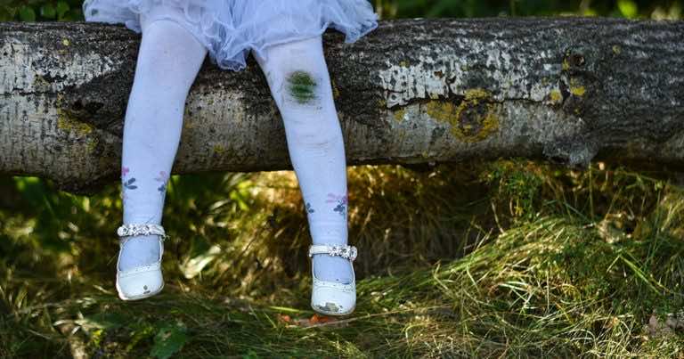 Jak usunąć plamy z trawy?