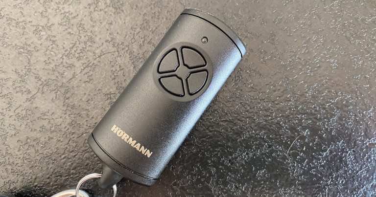 Brama garażowa Hörmann – jak zaprogramować pilot?