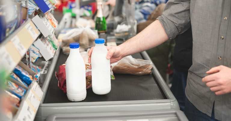 Czy można zająć kolejkę, gdy ktoś zostawił zakupy i odszedł od kasy?