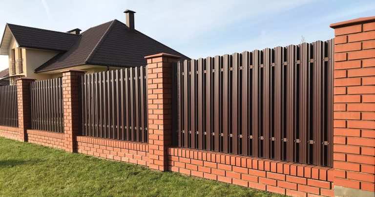 Który z sąsiadów musi zapłacić za płot między działkami?