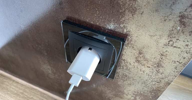 Zawsze odłączaj ładowarkę po naładowaniu telefonu! Zostawienie jej jest niebezpieczne.