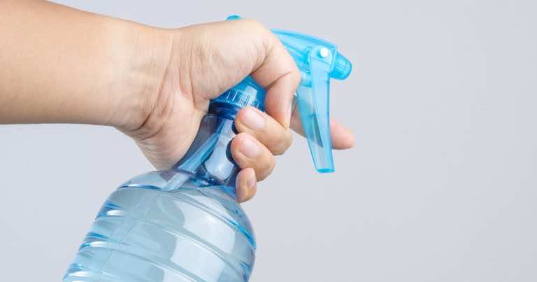 Wlej ocet do butelki z atomizerem, a następnie zrób to!