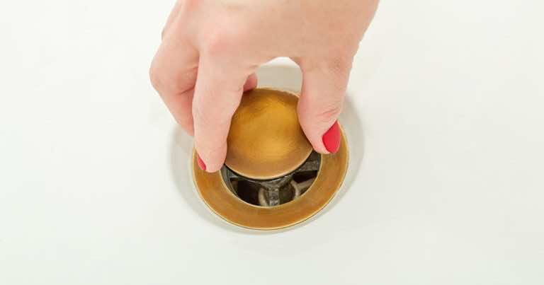 Jedziesz na urlop? Zatkaj wannę korkiem! Zobacz dlaczego.