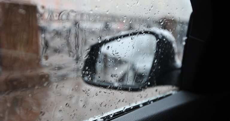 Stoisz w burzy pod wiaduktem? Możesz dostać mandat!