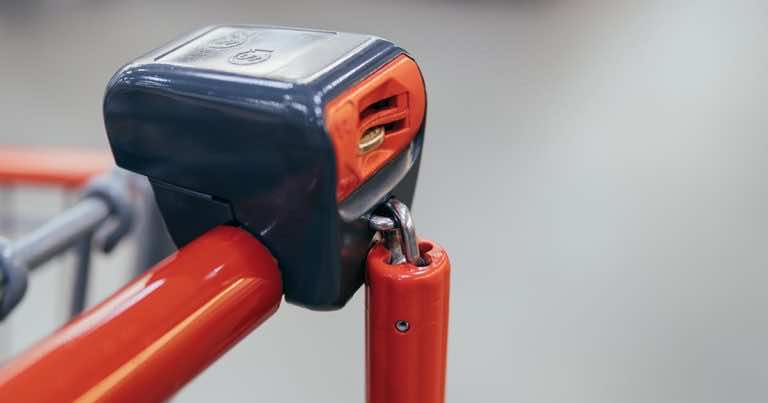 Jak odblokować wózek w sklepie bez monety