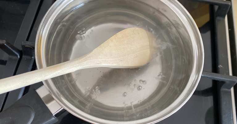 Widzieliście eksperyment z drewnianą łyżką włożoną do wrzątku? Sprawdziliśmy czy to działa!