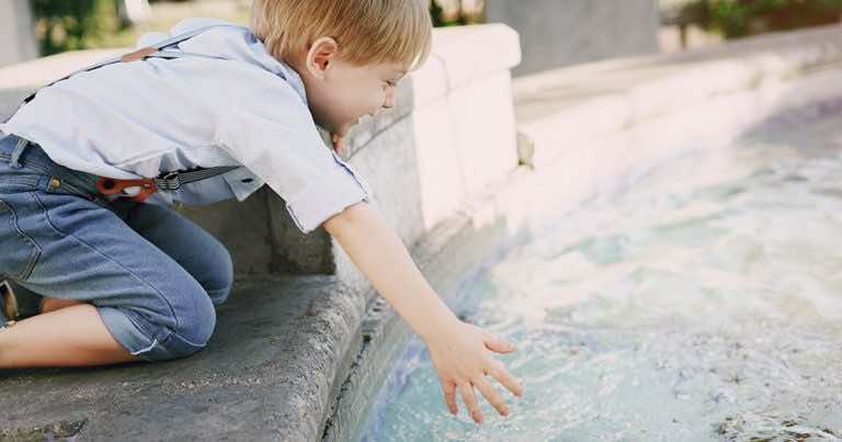 Pozwalasz dzieciom korzystać z miejskich fontann? To może być przyczyną choroby!