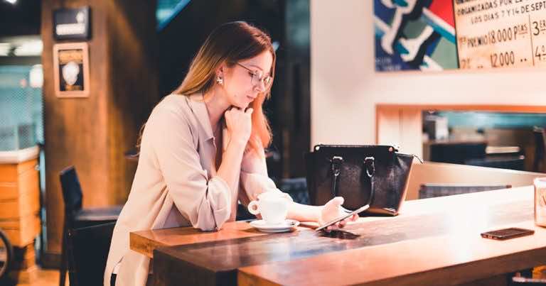 Gdzie odłożyć torebkę w restauracji?