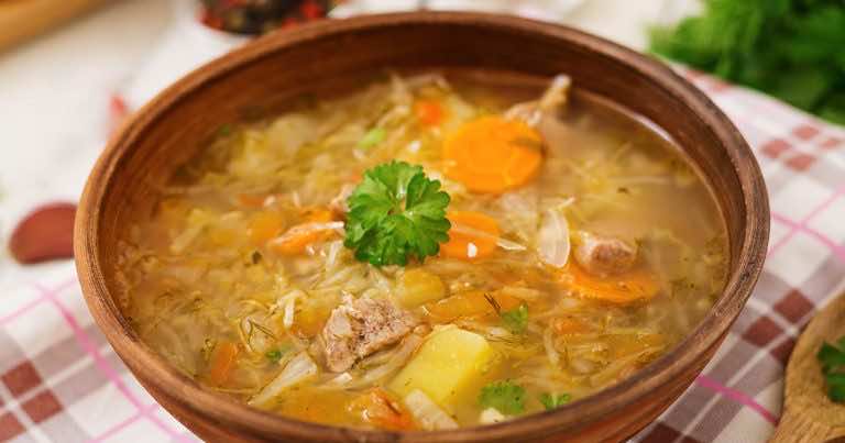 W którym momencie dodać ziemniaki do kwaśnej zupy?