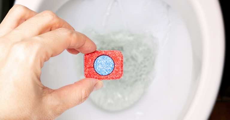 Wrzucił tabletkę od zmywarki do toalety. Zobacz dlaczego, a zrobisz to samo!