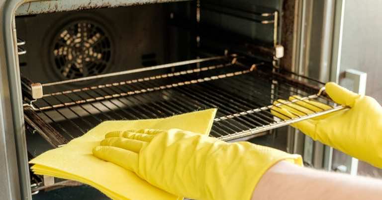 Tłusty brud w kuchni? Masz w domu produkty, które pomoże Ci go usunąć!