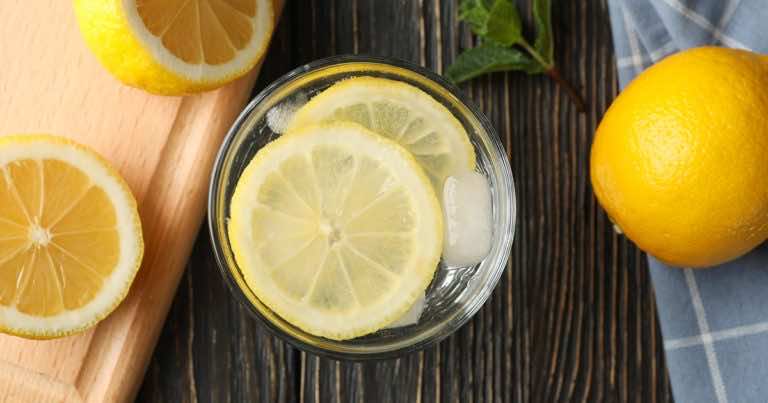 Pij jedną szklankę wody z cytryną dziennie. To dużo zmienia!