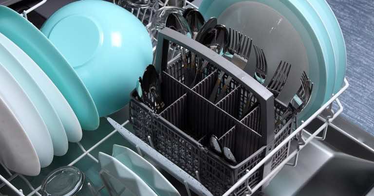 Białe szklanki po wyjęciu ze zmywarki. Co robić?