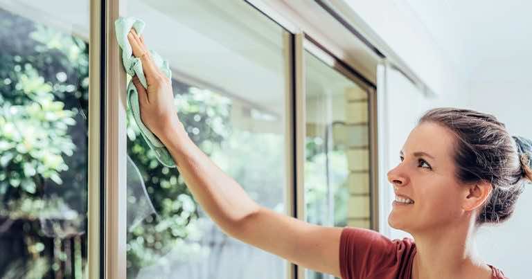 Czym wyczyścić ramy okienne antracytowe ubrudzone pianką montażową