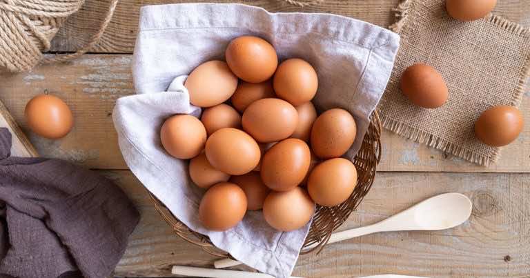 Zwykle wybieramy brązowe jaja. Czy kolor ma znaczenie?