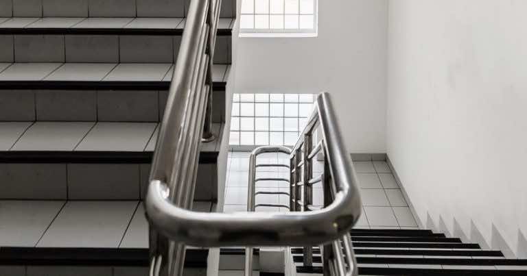 Sąsiad zagraca klatkę schodową. Jak sobie z tym radzić?