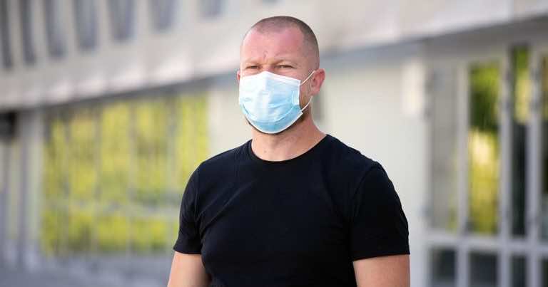 NFZ tłumaczy jak na 3 SPOSOBY zasłonić usta i nosa