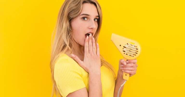 Trzy błędy, które najczęściej popełniamy podczas suszenia włosów