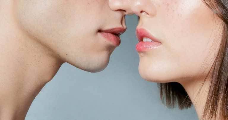 Dzisiaj Dzień Całowania Chłopaków w Usta. Zobacz co się dzieje z Twoim ciałem gdy kogoś całujesz!