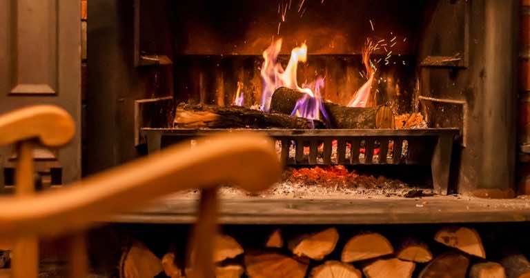 Nie rozpalisz już w kominku. Pierwsze województwo wprowadza zakaz.