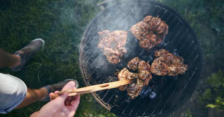 Mandat za rozpalenie grilla lub włączenie kosiarki spalinowej? Tak i to nawet 5 tys. zł!