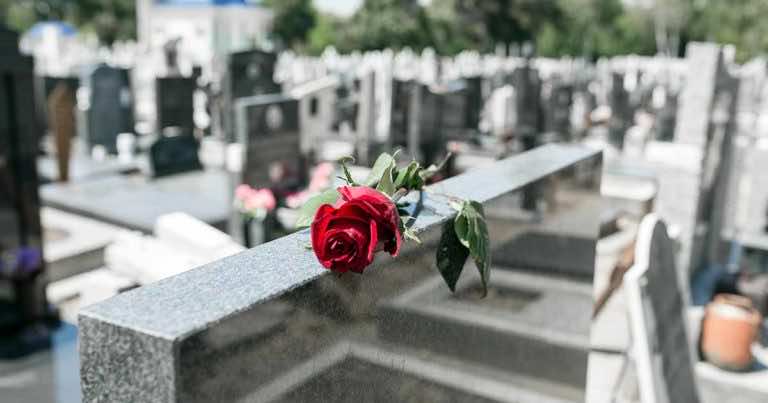 Nie pójdziemy na cmentarz we Wszystkich Świętych? Wiceminister zdrowia informuje o ograniczeniach.