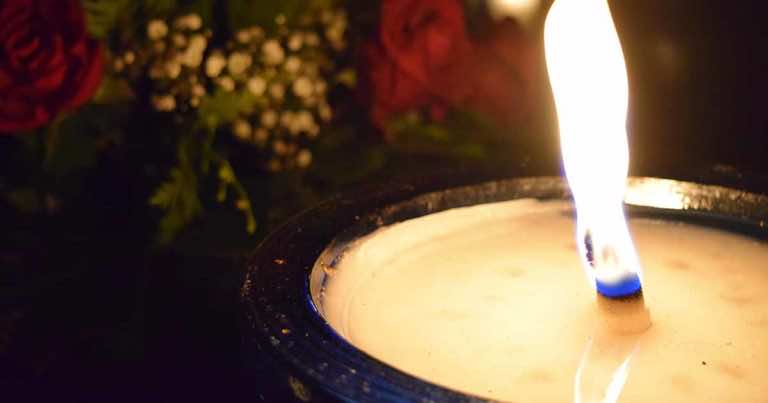 Jak ustawić znicze na pomniku