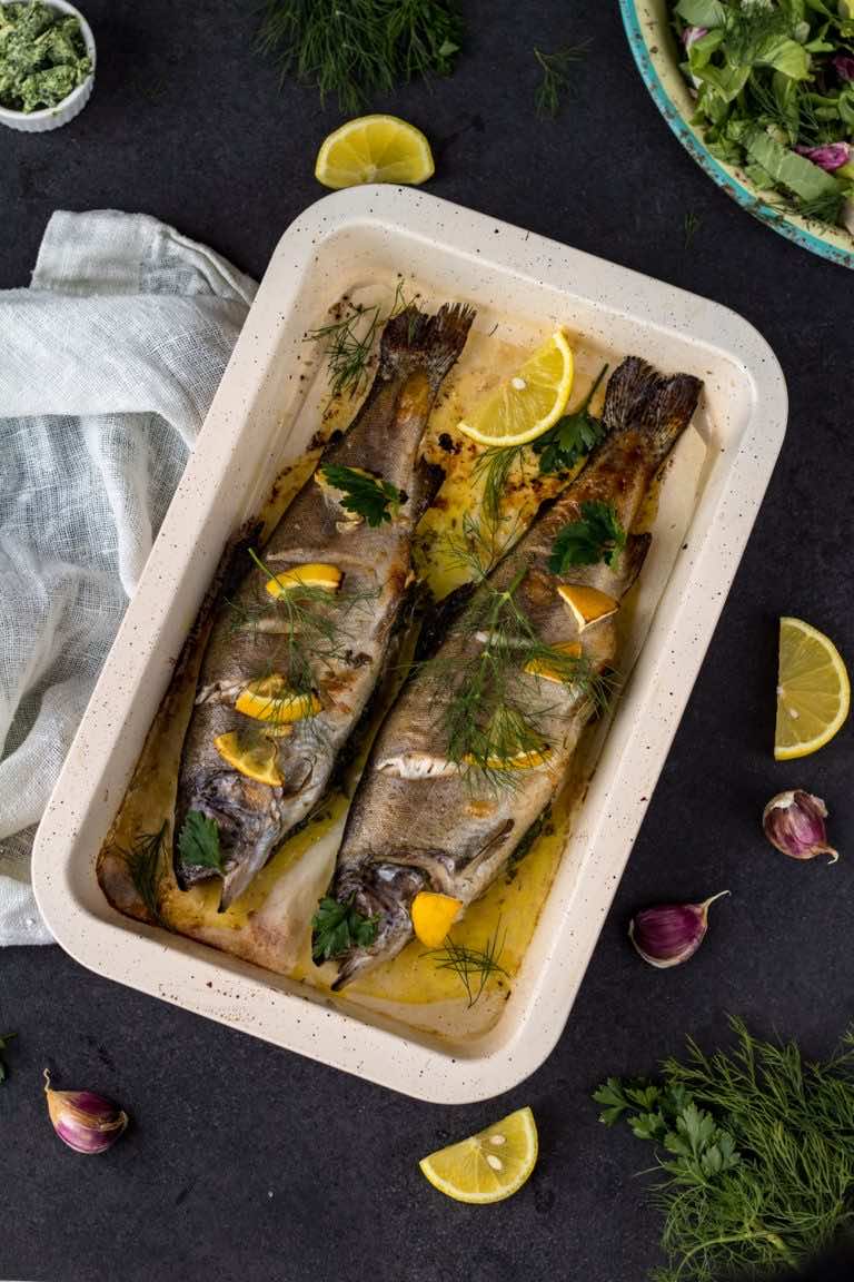 Pieczony pstrąg w całości