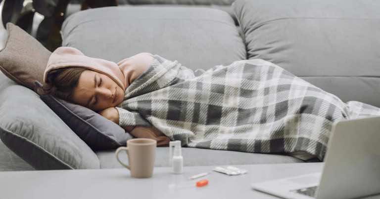 Lekarz Bartosz Fiałek opublikował poradnik jak samodzielnie w domu leczyć COVID-19