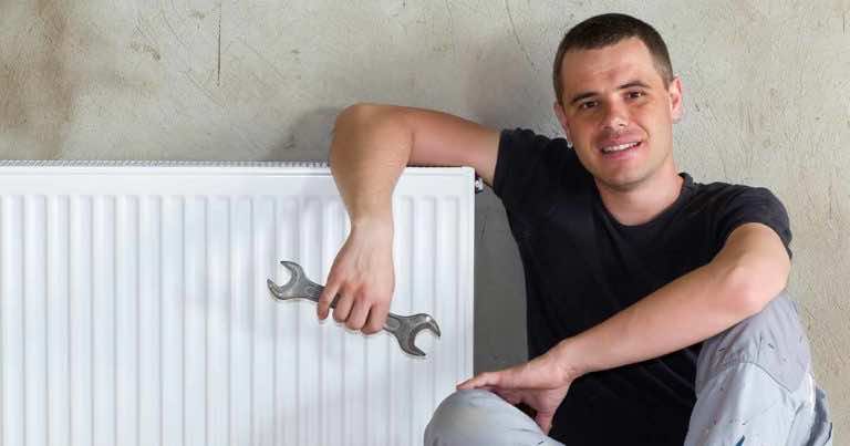 Wziął butelkę i śrubokręt być odpowietrzyć grzejniki. Zrobił jednak rzecz, która Was zaskoczy!