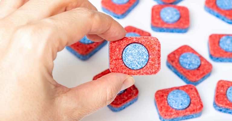 UOKiK przetestował tabletki do zmywarek i orzekł, która jest najlepsza