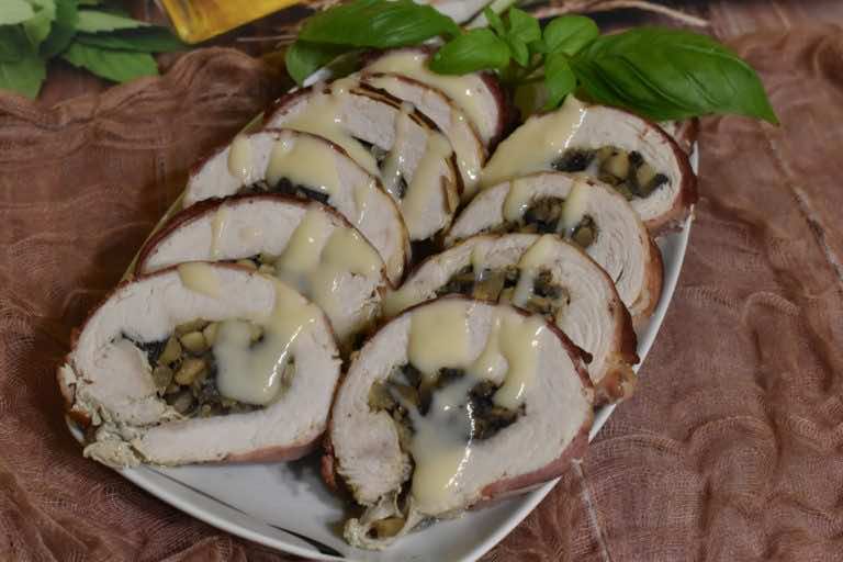 Rolada z indyka z pieczarkami