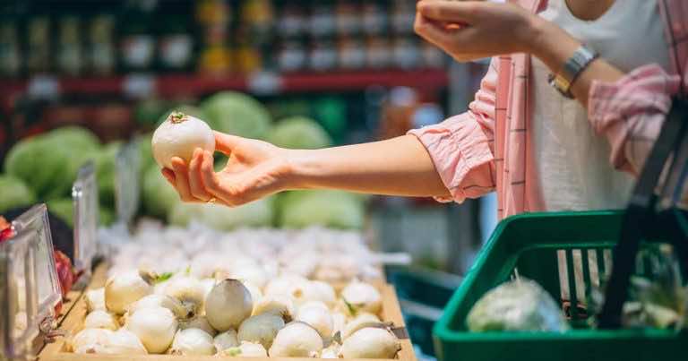 Wydajesz za dużo na żywność? Zobacz jak oszczędzać na zakupach spożywczych.