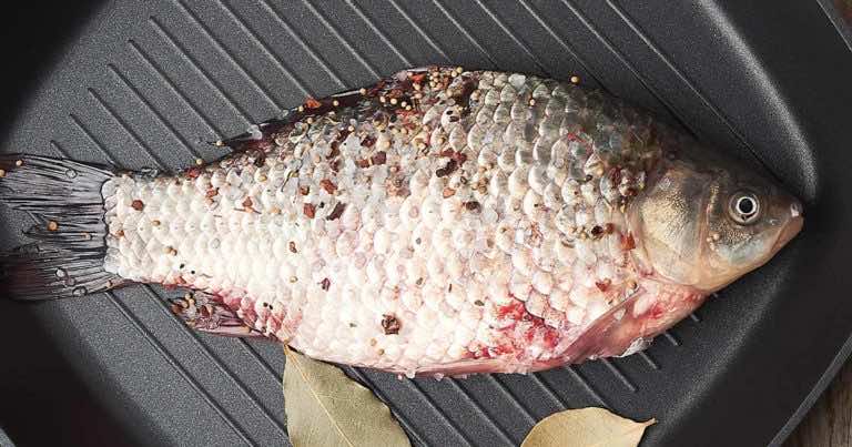 Co zrobić, aby nie było czuć zapachu karpia podczas smażenia?