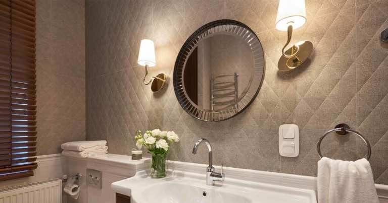 Oświetlenie lustra w łazience – dlaczego jest to ważne?