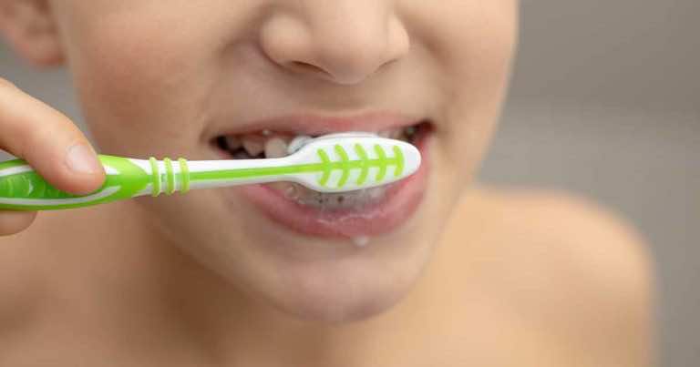 Czy myć zęby przed śniadaniem czy po śniadaniu?