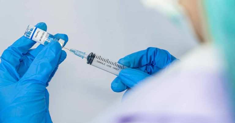 Zaszczepiliście się? Prawnik radzi, aby nie chwalić się potwierdzeniem w sieci.