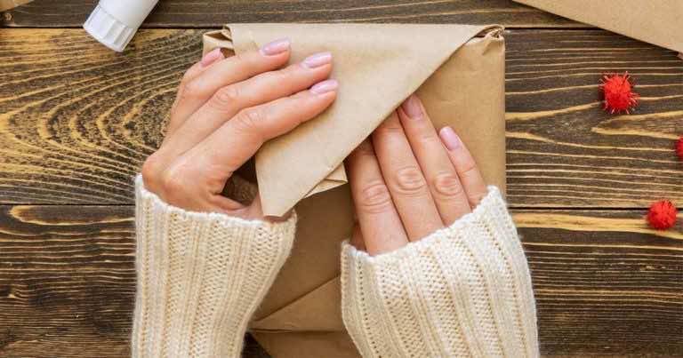 Nie umiesz pakować prezentów? Wykorzystaj ten genialny trik!