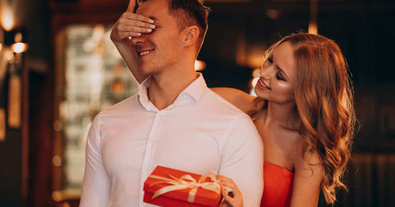 Czego nie kupować w prezencie na Walentynki mężczyźnie?