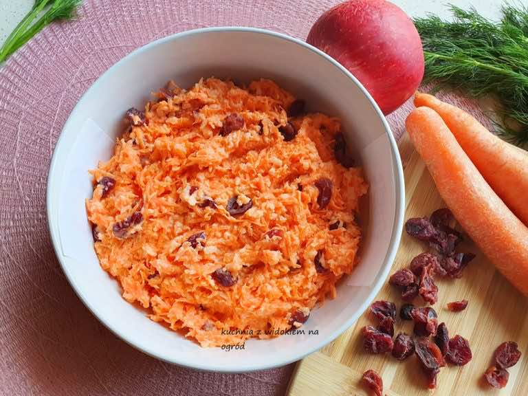 Surówka z marchewki i jabłka z żurawiną