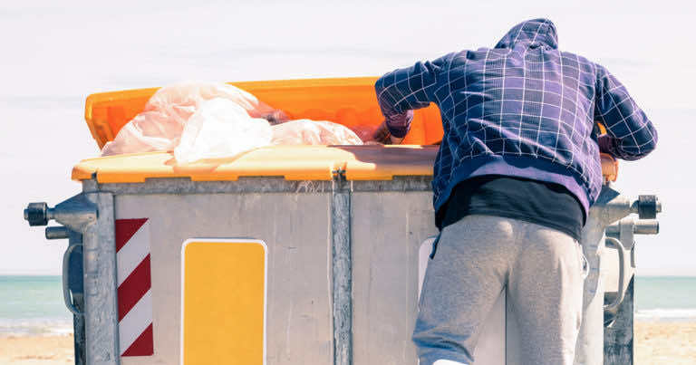 Nie robią zakupów w markecie, a jedzenie wyjmują ze śmietnika. Czym jest Freganizm?