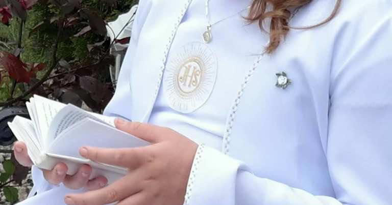 Czym przykleić Chrystogram (IHS) do alby komunijnej?