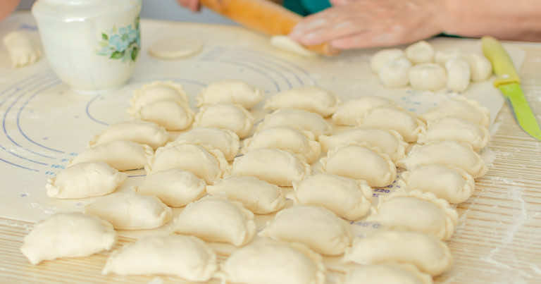 Mrozić surowe czy gotowane pierogi?