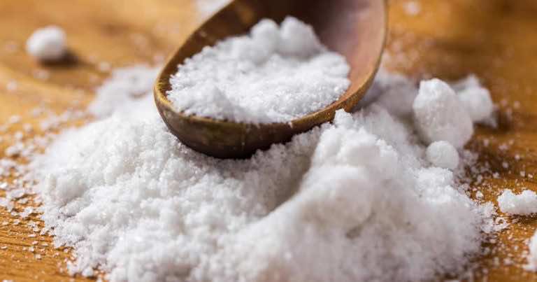 Jak wykorzystać sól podczas sprzątania domu?