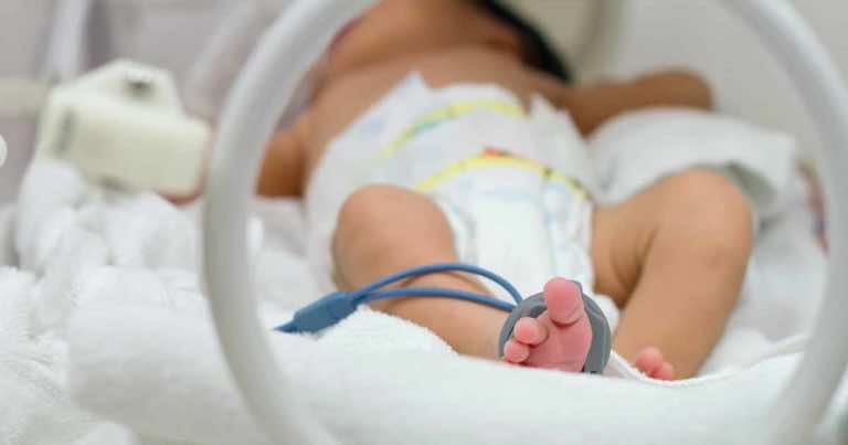 Rodzice wcześniaków będą szczepieni w grupie 0