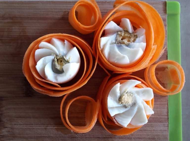 Sposób na ozdobne krojenie jajek na świąteczny stół