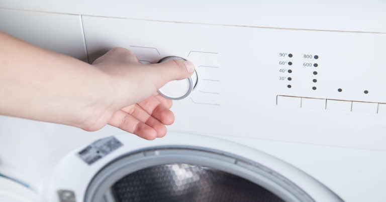 Pralka skacze podczas wirowania – co robić?