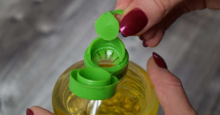 Zawsze wyrzucasz zatyczkę od oleju? Nie rób tego. Pełni ona ważną funkcję!