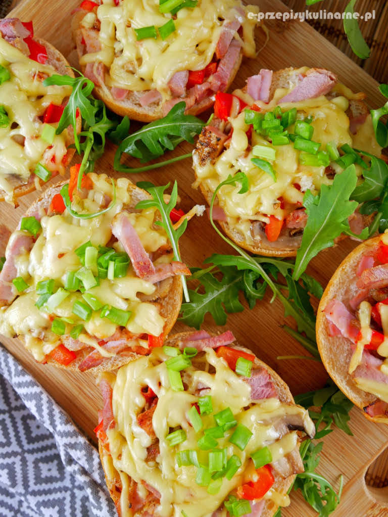 Zapiekane bułeczki z szynką i serem