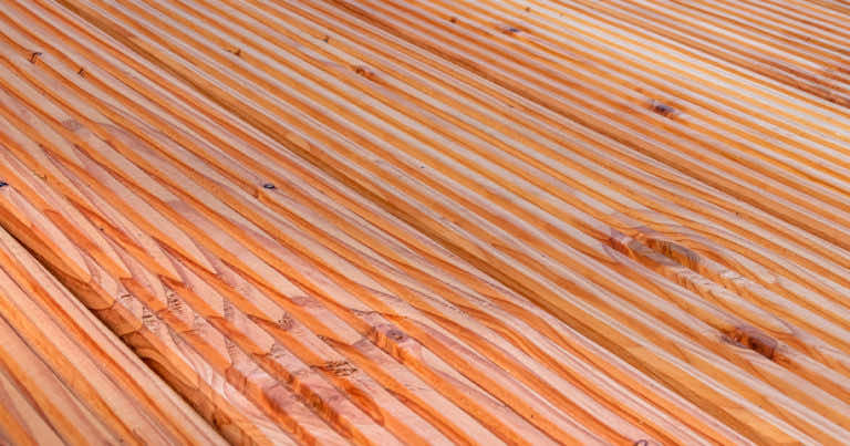 Balkon lub taras – deska drewniana czy kompozytowa?